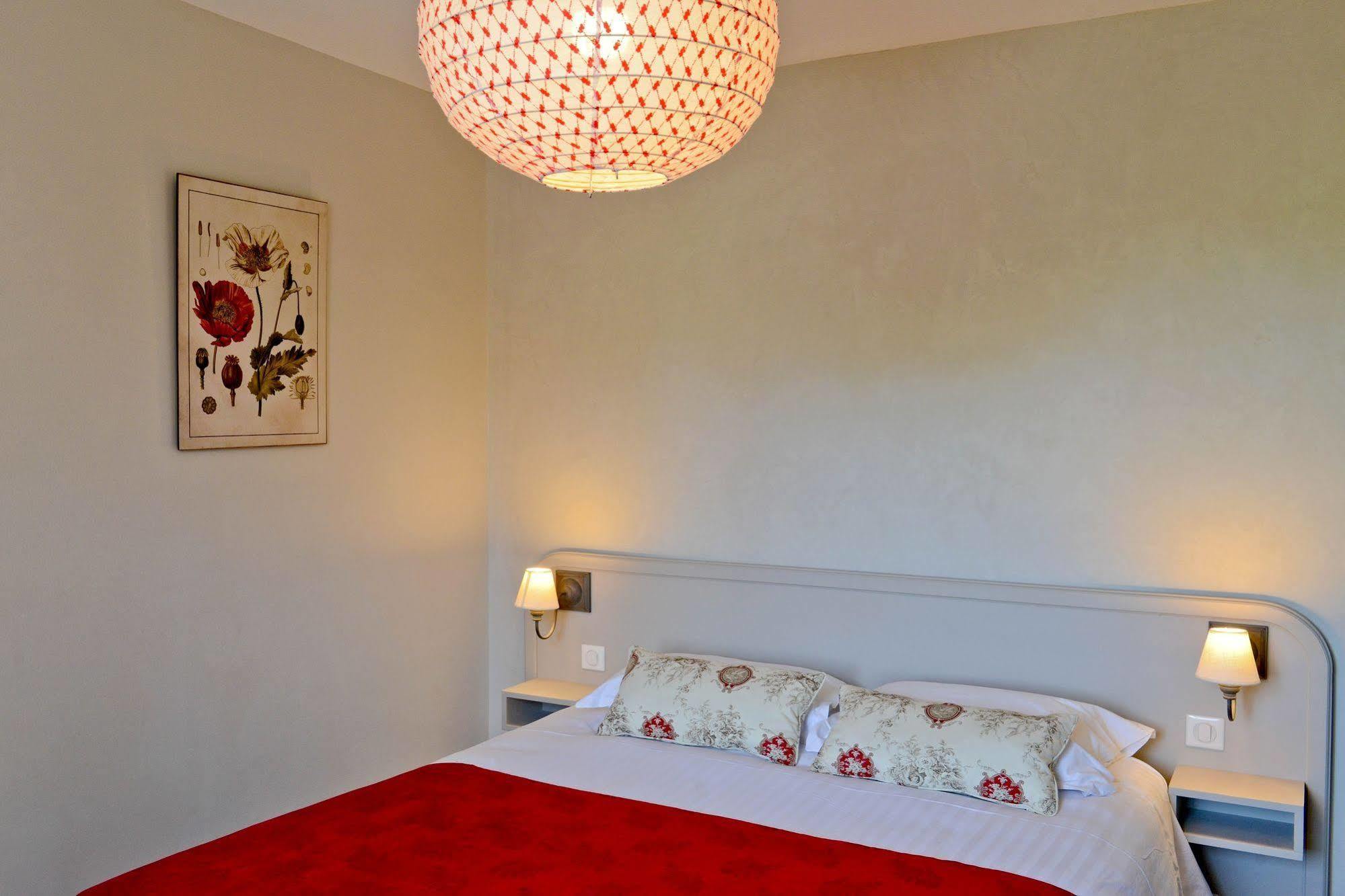 Hotel Les Bains De Secours Sevignacq-Meyracq Exterior photo